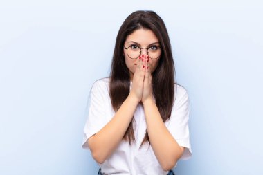 Genç, güzel bir kadın endişeli, umutlu ve dindar hissediyor. Avuçlarına bastırılmış, af dileyen sadık bir şekilde dua ediyor.