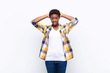 Genç siyahi kadın stresli, endişeli, endişeli ya da korkmuş, elleri başının üstünde, hatayla panikliyor.