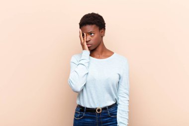 Genç ve güzel siyahi kadın sıkılmış, hayal kırıklığına uğramış ve uykulu. Yorucu, sıkıcı ve can sıkıcı bir görevin ardından, el ele tutuşarak.