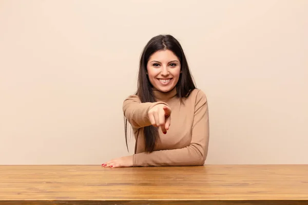 Giovane Bella Donna Che Indica Macchina Fotografica Con Sorriso Soddisfatto — Foto Stock