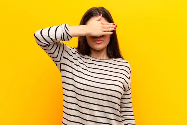 Junge Hübsche Frau Die Augen Mit Einer Hand Voller Angst — Stockfoto