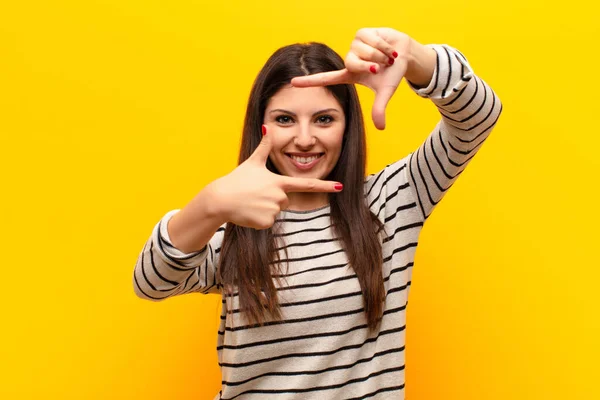 Giovane Bella Donna Sentirsi Felice Amichevole Positivo Sorridente Fare Una — Foto Stock