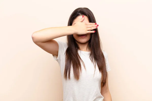 Junge Hübsche Frau Die Mit Einer Hand Die Augen Bedeckt — Stockfoto