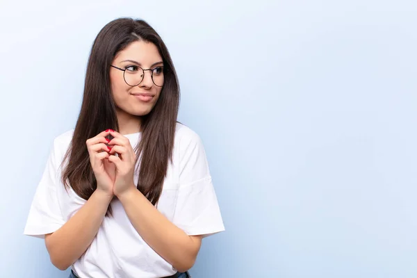 Joven Bonita Mujer Sintiéndose Orgullosa Traviesa Arrogante Mientras Tramando Plan — Foto de Stock