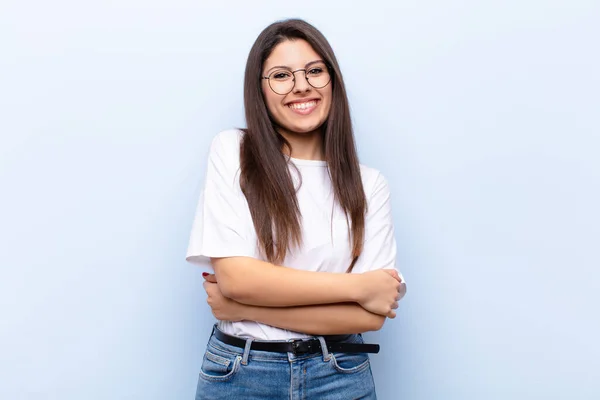 Joven Bonita Mujer Riendo Felizmente Con Los Brazos Cruzados Con —  Fotos de Stock