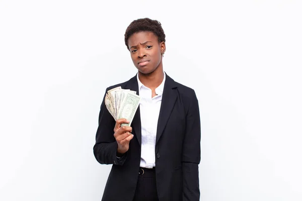 Jovem Mulher Negra Bonita Sentindo Triste Whiney Com Olhar Infeliz — Fotografia de Stock