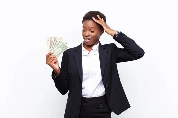 Joven Bastante Negro Mujerbuscando Feliz Asombrado Sorprendido Sonriendo Realizando Increíbles — Foto de Stock