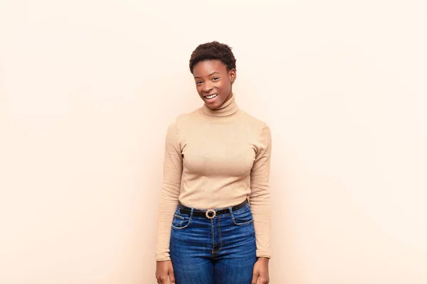 Jovem Mulher Bonita Pretacom Sorriso Grande Amigável Despreocupado Olhando Positivo — Fotografia de Stock