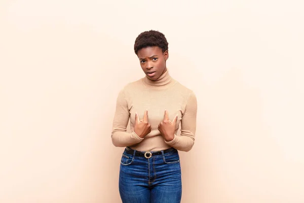 Joven Bastante Negro Mujerapuntando Mismo Con Una Mirada Confusa Cuestionada — Foto de Stock