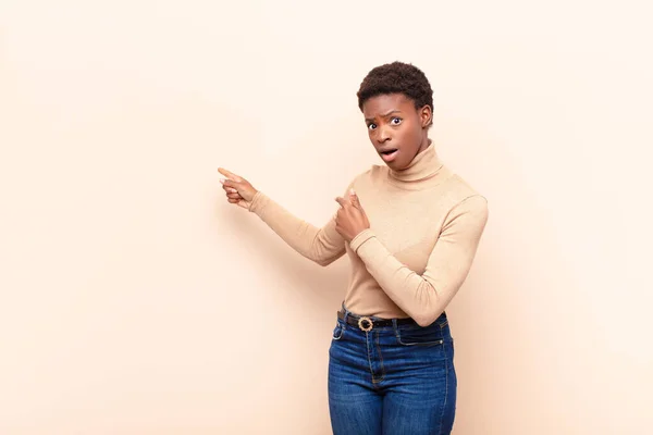 Joven Bastante Negro Mujersintiéndose Sorprendido Sorprendido Señalando Copiar Espacio Lado — Foto de Stock