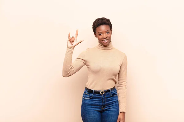 Jonge Mooie Zwarte Vrouw Die Zich Gelukkig Leuk Zelfverzekerd Positief — Stockfoto