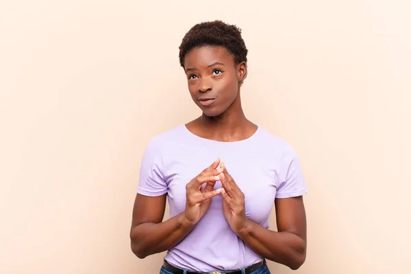 Junge Hübsche Schwarze Frau Intrigiert Und Verschworen Denkt Hinterhältige Tricks — Stockfoto