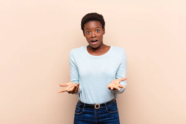 Joven Bastante Negro Mujersintiéndose Extremadamente Sorprendido Sorprendido Ansioso Aterrorizado Con —  Fotos de Stock