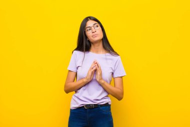 Genç ve güzel Latin kadın entrikalar ve komplolar kuruyor, üçkağıtçılık ve hilekarlıklar düşünüyor, kurnaz ve düz duvara karşı ihanet ediyor.