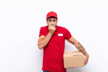 Endişeli, endişeli, stresli ve korkmuş görünüyor tırnaklarını yiyor ve yanal fotokopi için yer arıyor. dağıtım konsepti