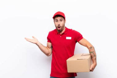 Şaşırmış ve şoke olmuş bir halde, çenesi düşmüş ve eli açık bir objeyi tutuyordu. dağıtım konsepti