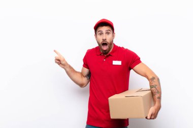 Neşeli ve şaşırmış hissediyorum, şok olmuş bir ifadeyle gülümsüyorum ve bir tarafı işaret ediyorum. dağıtım konsepti