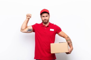 Ciddi, güçlü ve isyankar hissetmek, yumruk kaldırmak, protesto etmek ya da devrim için savaşmak. dağıtım konsepti