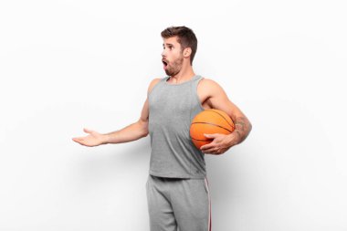 Genç yakışıklı bir adam opera yapıyor ya da konserde şarkı söylüyor. Romantik, sanatsal ve tutkulu bir şekilde basketbol topu tutuyor..