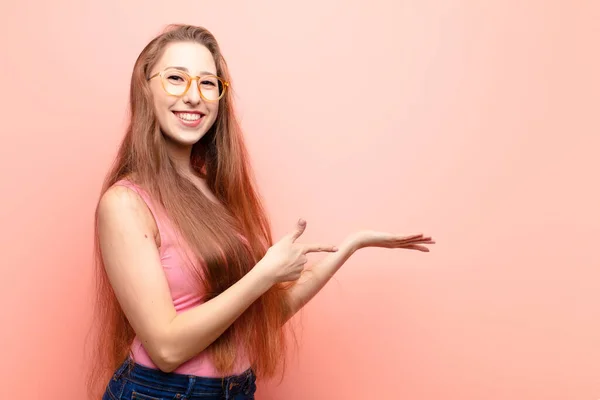 Yound Blonde Vrouw Glimlachen Zich Gelukkig Zorgeloos Tevreden Wijzend Naar — Stockfoto