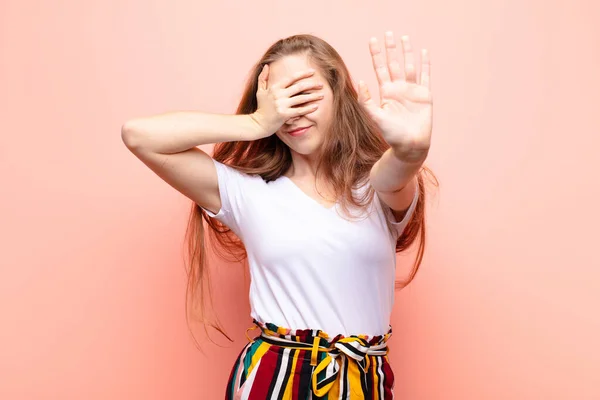 Junge Blonde Frau Die Gesicht Mit Der Hand Bedeckt Und — Stockfoto