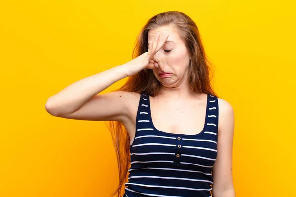 Mujer Rubia Yound Sentirse Disgustado Sosteniendo Nariz Para Evitar Oler —  Fotos de Stock