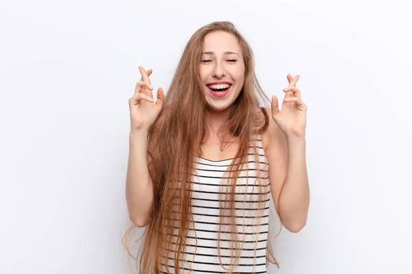 Yound Blond Kvinna Känner Sig Nervös Och Hoppfull Korsande Fingrar — Stockfoto