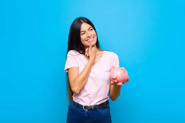 Jovem Mulher Latina Bonita Sorrindo Com Uma Expressão Feliz Confiante — Fotografia de Stock