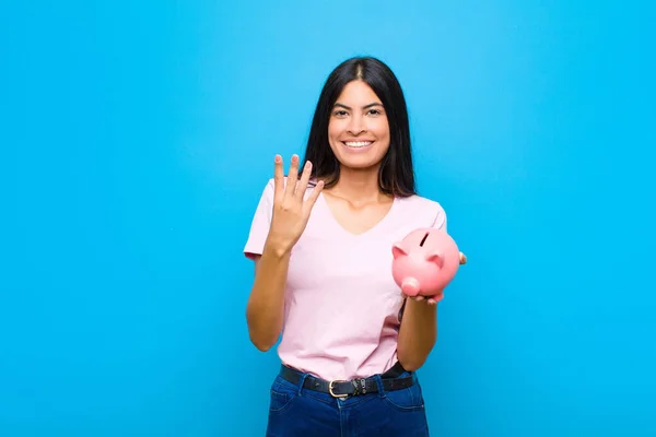 Jovem Mulher Latina Bonita Sorrindo Olhando Amigável Mostrando Número Quatro — Fotografia de Stock