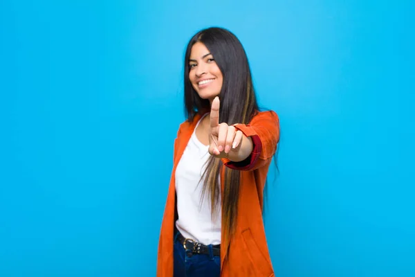 Genç Güzel Latin Kadın Gururla Gülümsüyor Gururla Bir Numaralı Pozu — Stok fotoğraf