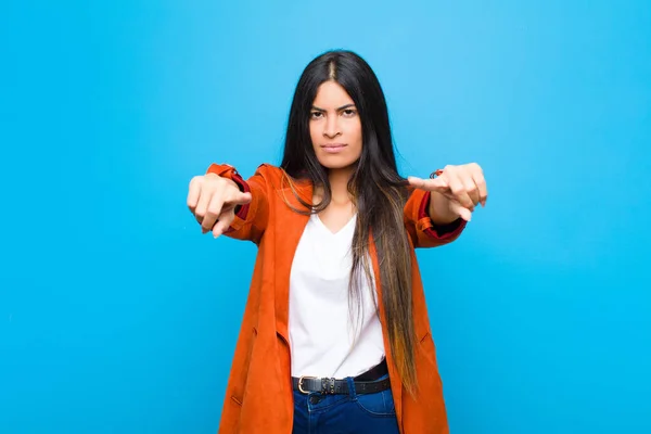 Jovem Mulher Latina Bonita Apontando Para Frente Para Câmera Com — Fotografia de Stock