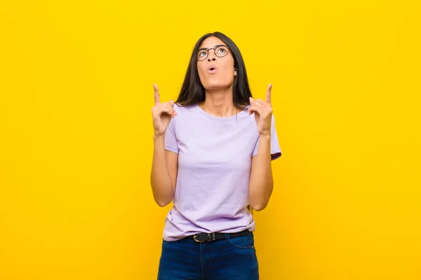 Giovane Bella Donna Latina Guardando Scioccato Stupito Aperto Bocca Puntando — Foto Stock