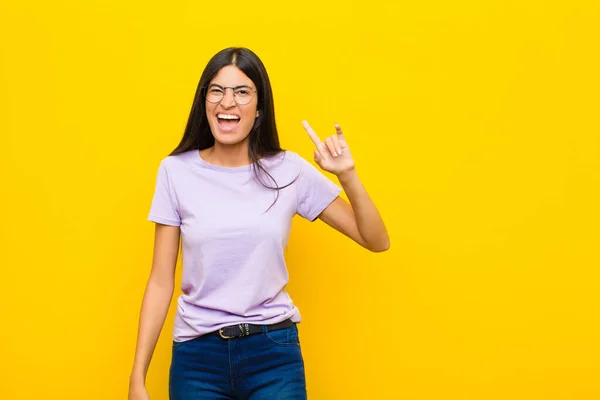 Joven Mujer Latina Bonita Sintiéndose Feliz Divertido Seguro Positivo Rebelde —  Fotos de Stock