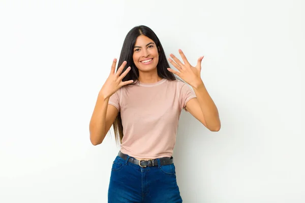 Ung Söt Latinamerikansk Kvinna Ler Och Ser Vänlig Visar Nummer — Stockfoto