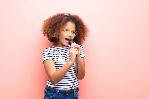 Niña Afroamericana Contra Pared Plana Con Micrófono — Foto de Stock