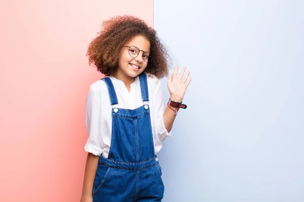 Niña Afroamericana Sonriendo Alegre Alegremente Saludándote Con Mano Dándote Bienvenida — Foto de Stock