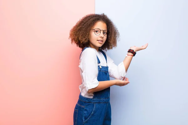 Afrikaans Amerikaans Klein Meisje Glimlachend Trots Zelfverzekerd Gelukkig Tevreden Voelen — Stockfoto