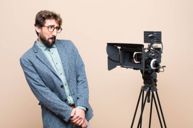 Televizyon sunucusu şüphe ediyor ya da düşünüyor, dudağını ısırıyor ve kendini güvensiz ve gergin hissediyor.