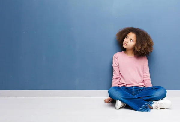 Afrikanisch Amerikanisches Kleines Mädchen Mit Einem Besorgten Verwirrten Ahnungslosen Gesichtsausdruck — Stockfoto