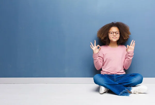 Afro Americana Bambina Cercando Concentrato Meditando Sentirsi Soddisfatti Rilassati Pensare — Foto Stock