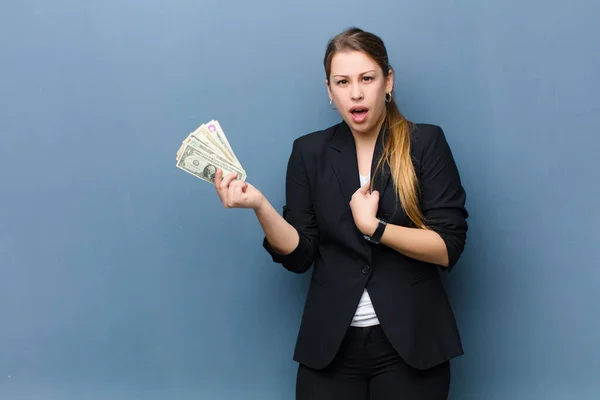 Giovane Donna Bionda Con Banconote Dollaro Sullo Sfondo Della Parete — Foto Stock