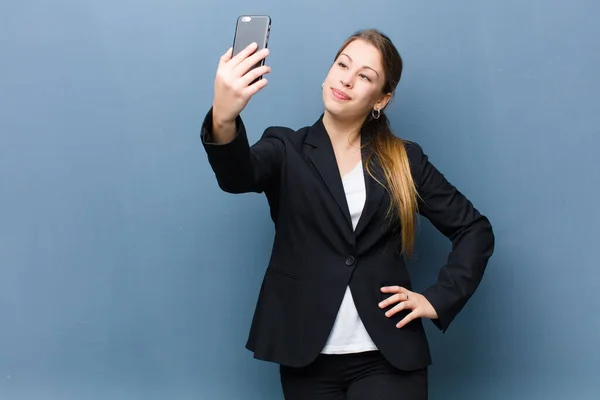 Mujer Rubia Joven Usando Teléfono Inteligente Contra Fondo Pared Grunge — Foto de Stock