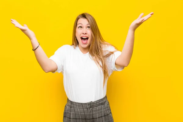 Ung Blond Kvinna Känner Sig Glad Förvånad Lycklig Och Förvånad — Stockfoto