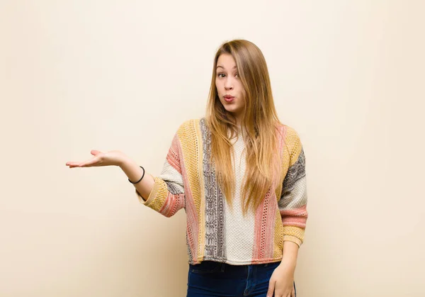 Ung Blond Kvinna Ser Förvånad Och Chockad Med Käken Tappade — Stockfoto