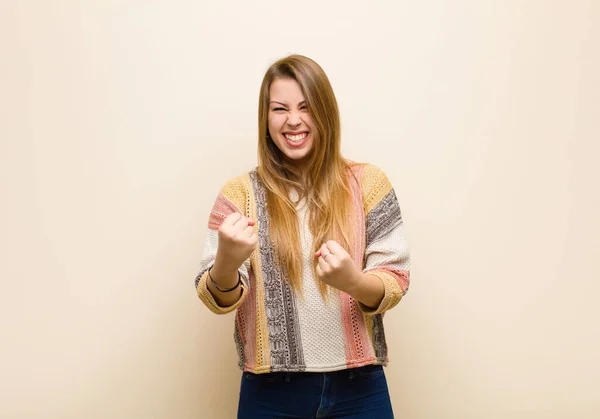 Genç Sarışın Kadın Zaferle Bağırıyor Gülüyor Mutlu Heyecanlı Hissediyor Bej — Stok fotoğraf