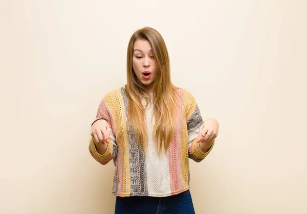 Ung Blond Kvinna Känsla Chockad Öppen Mun Och Förvånad Tittar — Stockfoto