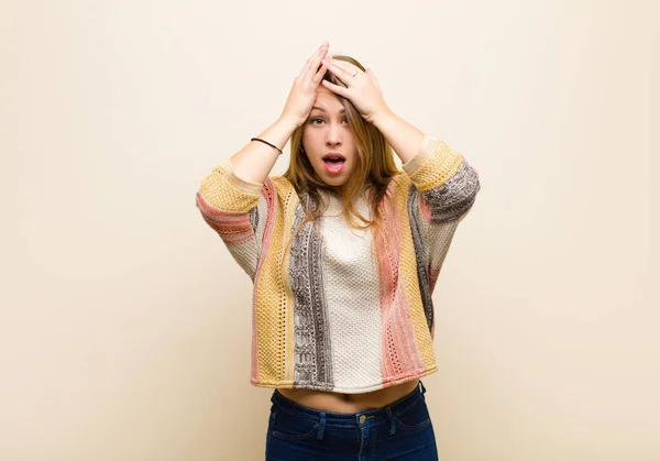 Joven Rubia Sintiéndose Horrorizada Conmocionada Levantando Las Manos Cabeza Entrando — Foto de Stock