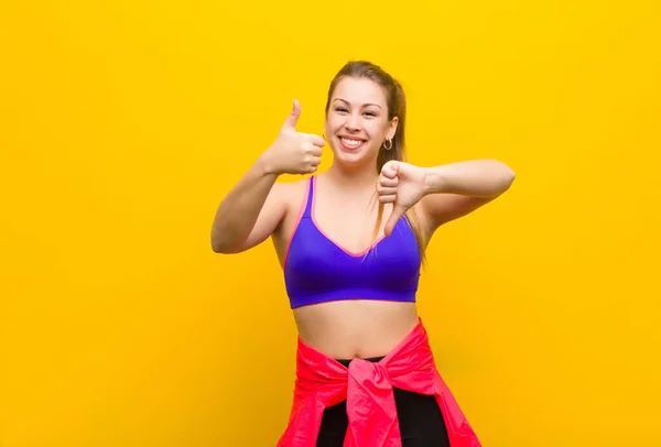 Jonge Blonde Vrouw Voelt Zich Verward Onwetend Onzeker Het Wegen — Stockfoto