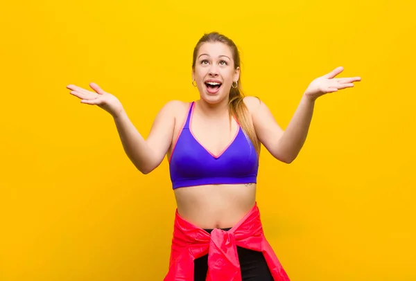 Jovem Loira Sentindo Feliz Surpreso Sortudo Surpreso Comemorando Vitória Com — Fotografia de Stock