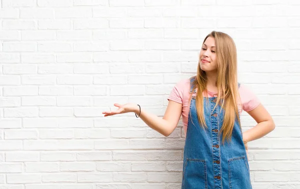 Giovane Donna Bionda Sorridente Fiduciosa Successo Felice Mostrando Concetto Idea — Foto Stock